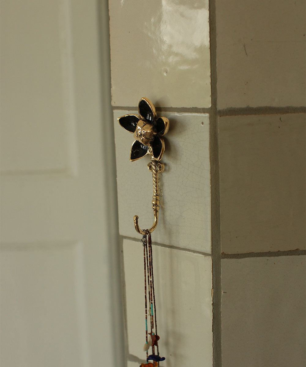 Liv Flower Hook