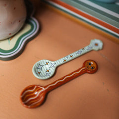 Lepel met Witte Bloem en Sterren