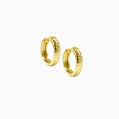 Hammered huggie hoops 17mm goud